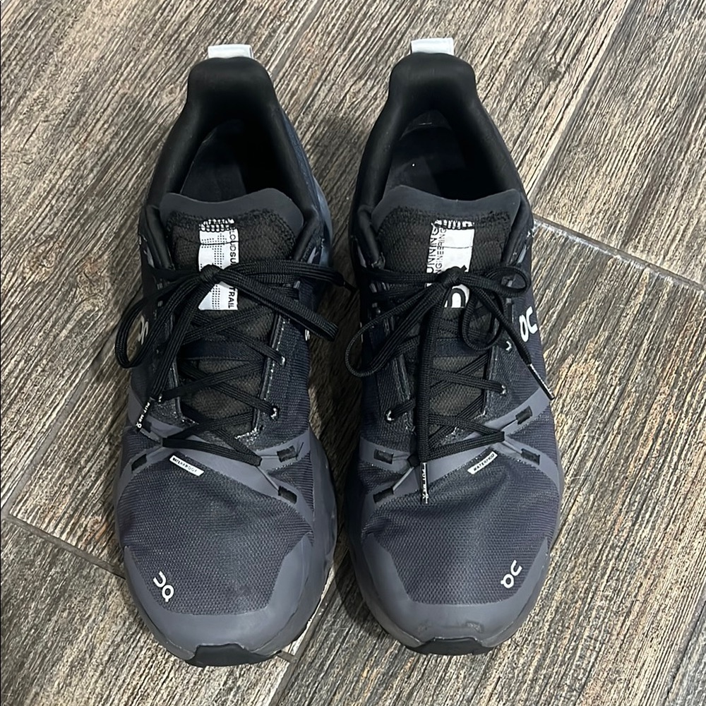 On Cloud running shoes Black and Gray Athletic Shoes